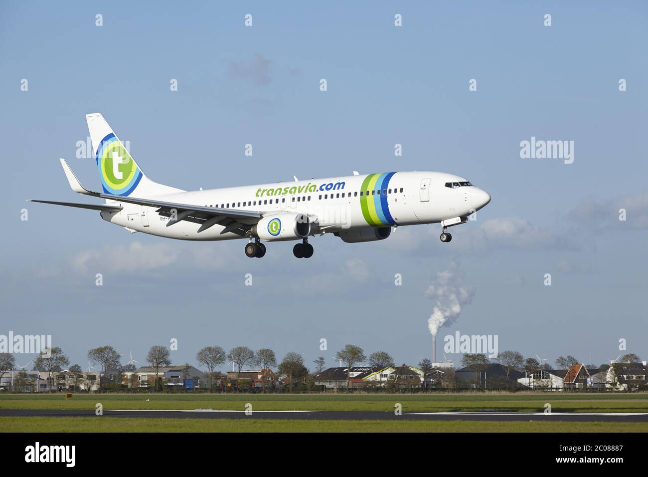 Flughafen Amsterdam Schiphol - Boeing 737 von Transavia Landet Foto Stock