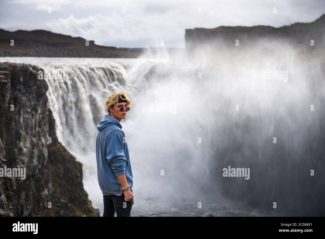 Escursionista in piedi al bordo della cascata Dettifoss in Islanda Foto Stock