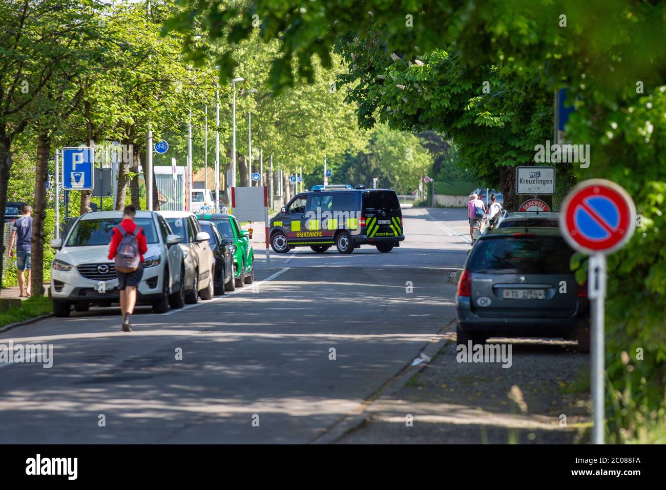 Wegen der Ausbreitung des Corona-Virus haben die Schweiz und Deutschland ihre Grenzen geschlossen. Nun findet die Konversation am Grenzaun statt. Kon Foto Stock