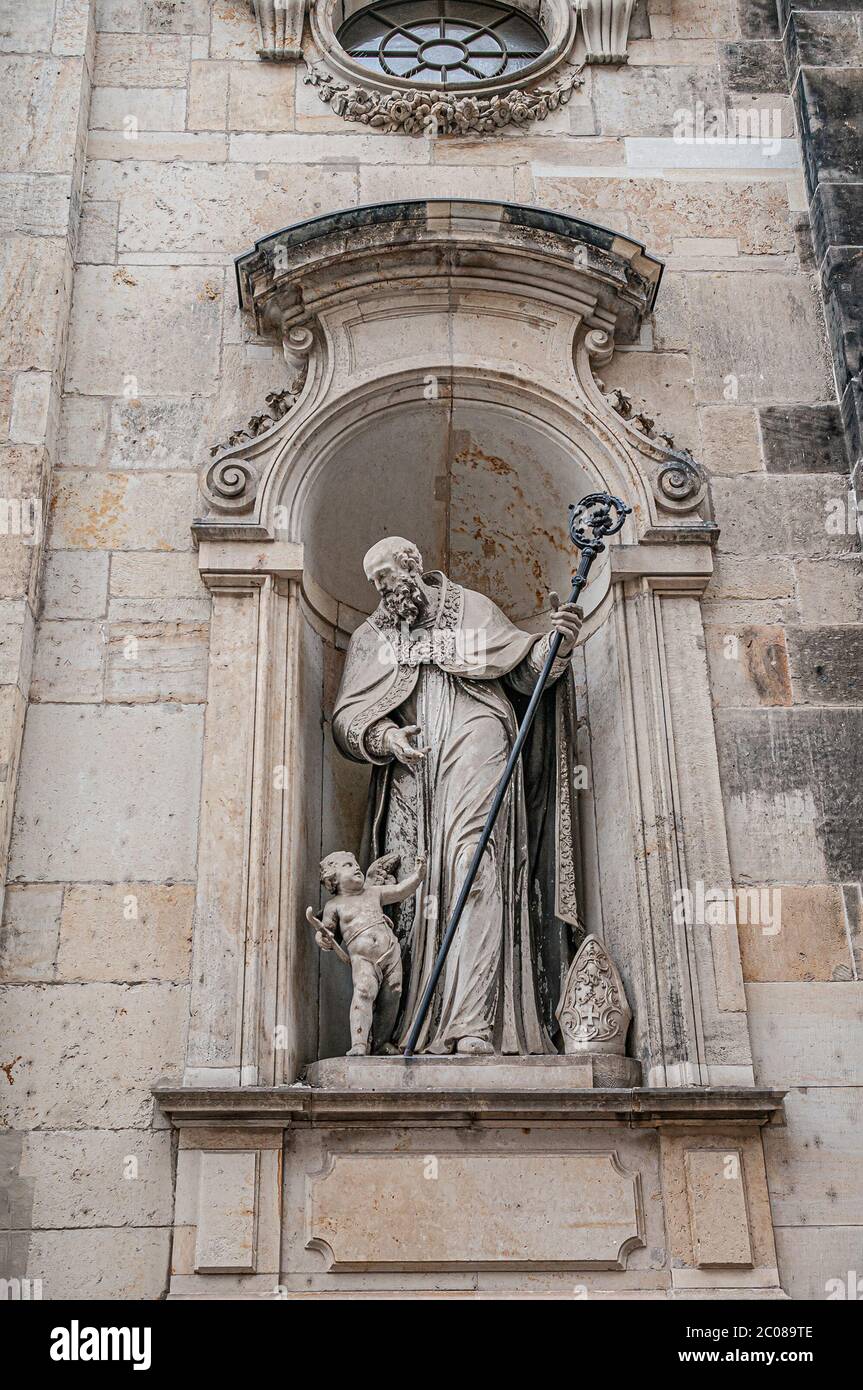 Molto vecchio statuto di sacerdote classificato con angelo alato nel centro storico di Dresda, Germania, dettagli, primo piano Foto Stock