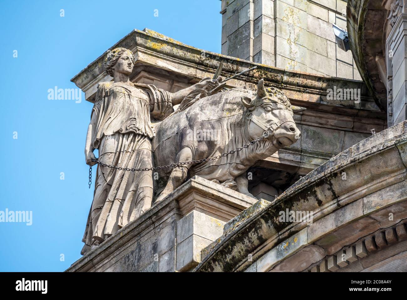 Demeter guida un toro. Scultura mitologica su Clydeport Building, Robertson Street, Glasgow, Scozia Foto Stock