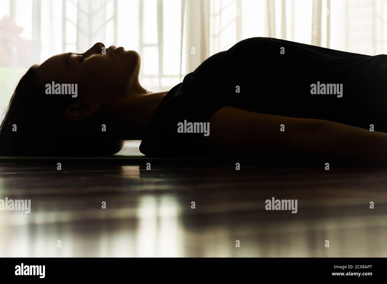 Una persona si rilassò con gli occhi chiusi riflettendo sulla vita e riposandosi dopo l'esercizio da sola a casa. Foto Stock