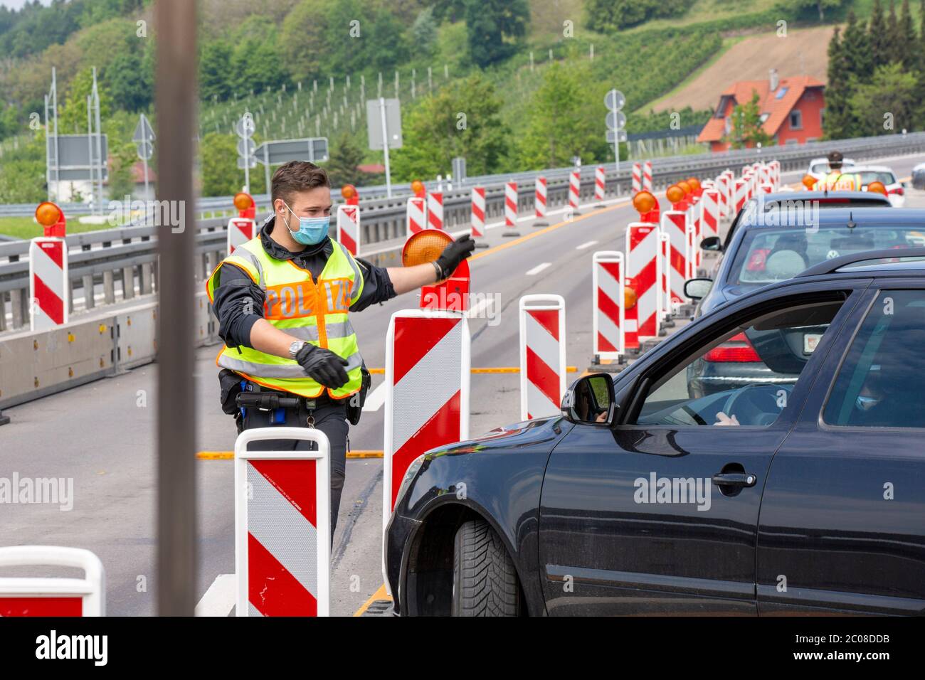 Kontrollen beim Grenzverkehr nach der Lockerung der Grenze Österreich - Deutschland. Lindau, 16.05.2020 Foto Stock