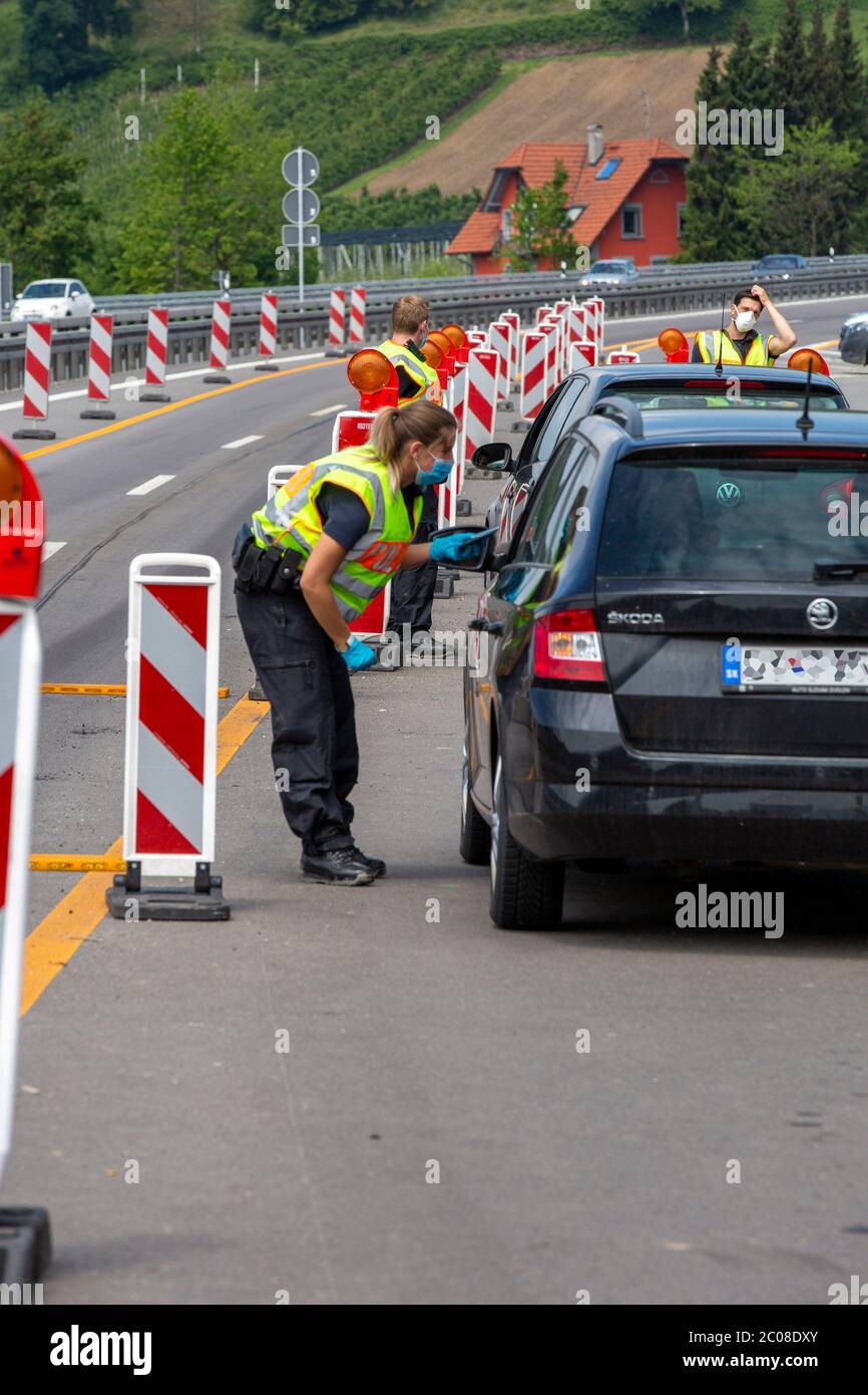 Kontrollen beim Grenzverkehr nach der Lockerung der Grenze Österreich - Deutschland. Lindau, 16.05.2020 Foto Stock
