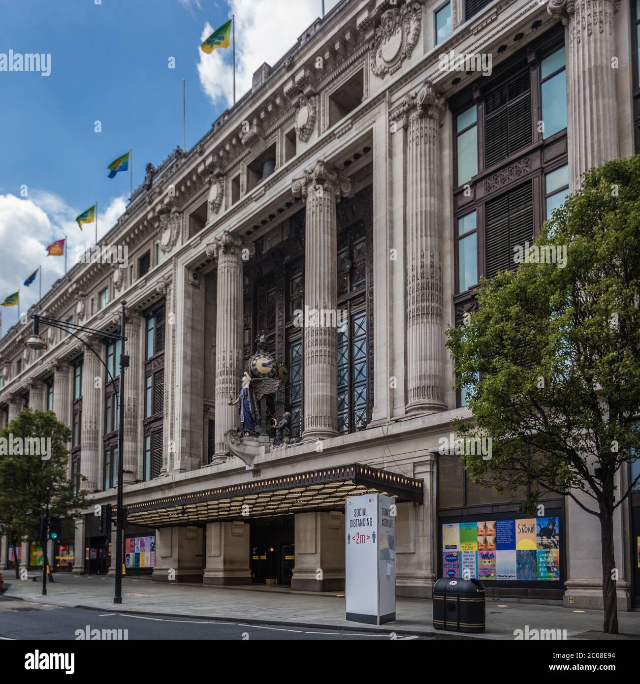 Preparazione alla riapertura di Selfridges e di altri negozi a Londra il 15 giugno 2020 Foto Stock