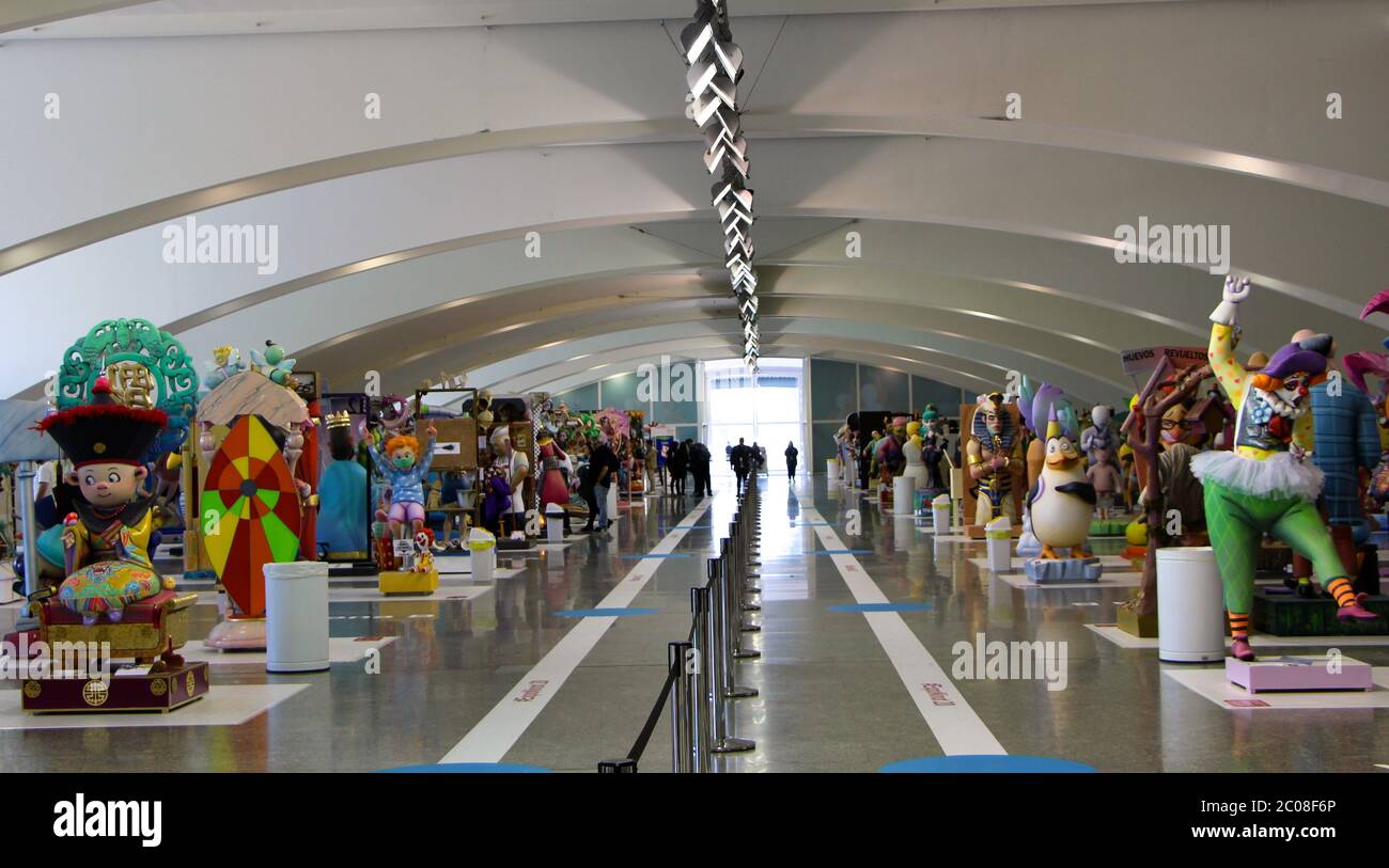 Mostra di las Fallas o Torches esposte in una sala A Valencia Spagna Foto Stock