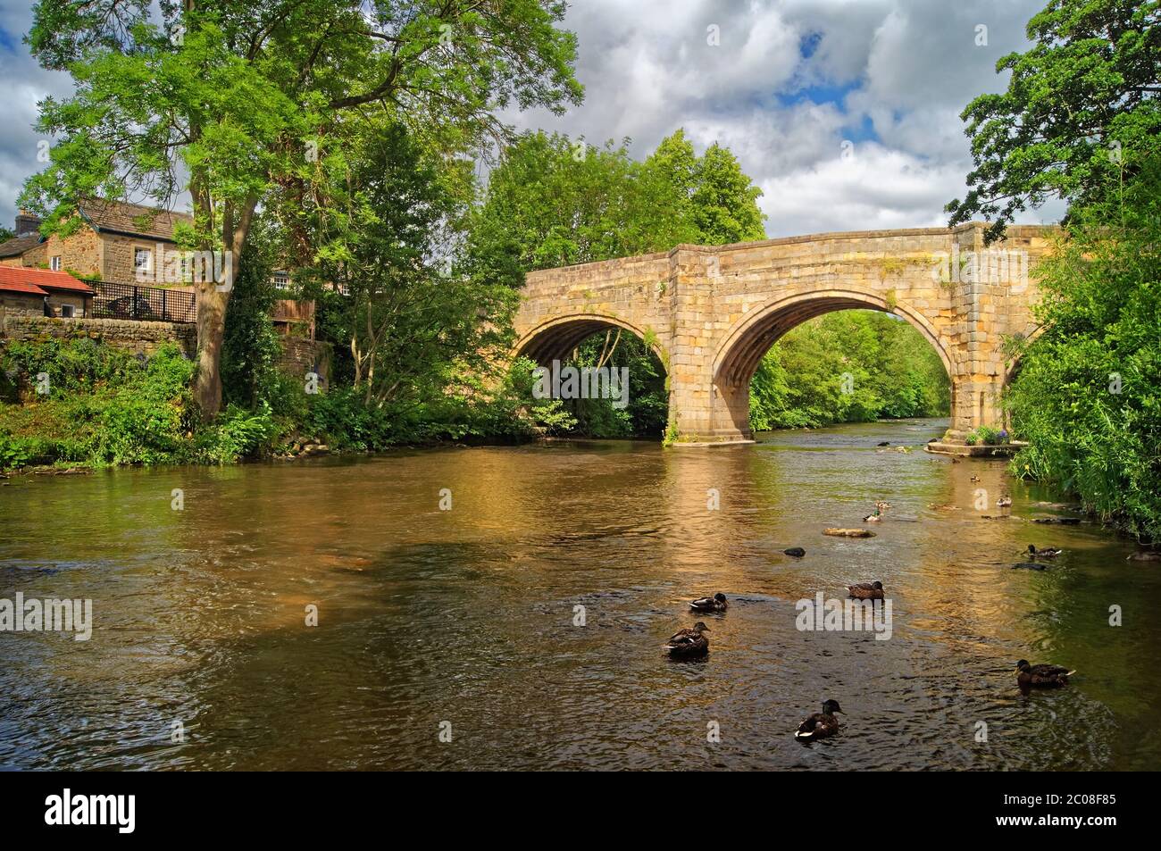 Regno Unito, Derbyshire, Peak District, Baslow Bridge e River Derwent Foto Stock