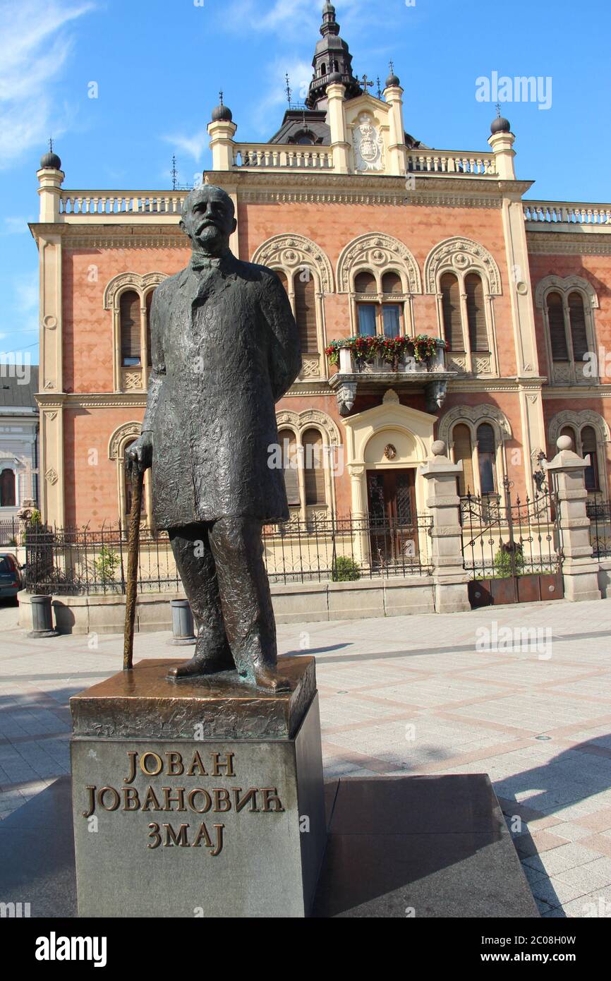 Il Palazzo Vescovile e la statua del poeta per bambini Jovan Jovanovic Zmaj a Novi Sad, Serbia. Foto Stock