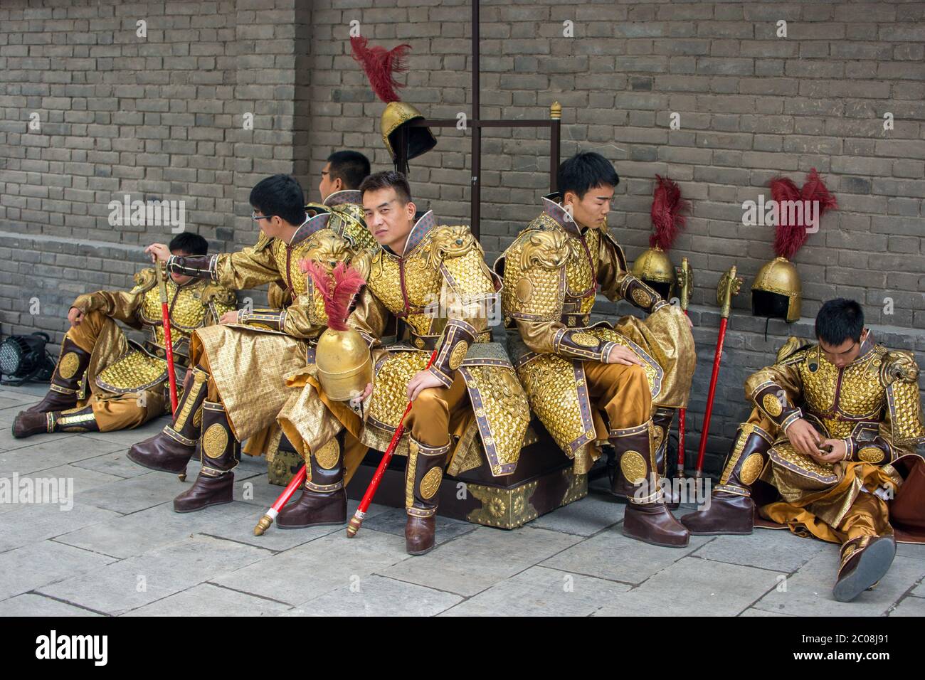 Xian / Cina - 4 agosto 2015: Gruppo di uomini vestiti come antichi guerrieri della dinastia cinese Tang nella città vecchia murata di Xian Cina Foto Stock