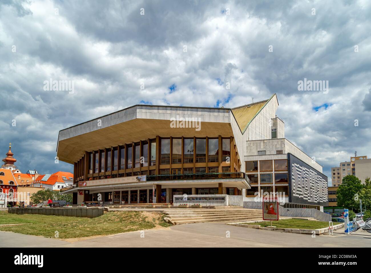 Il Teatro Nazionale di Gyor, Ungheria. Pezzo di architettura moderna, decorato da un artista famoso come Victor Vasarely Foto Stock