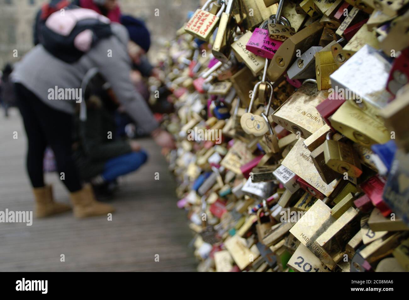 Simbolo dell'amore. Molti lucchetti appesi alla ringhiera del ponte di Parigi. Un segno di romanticismo, amanti. Foto Stock