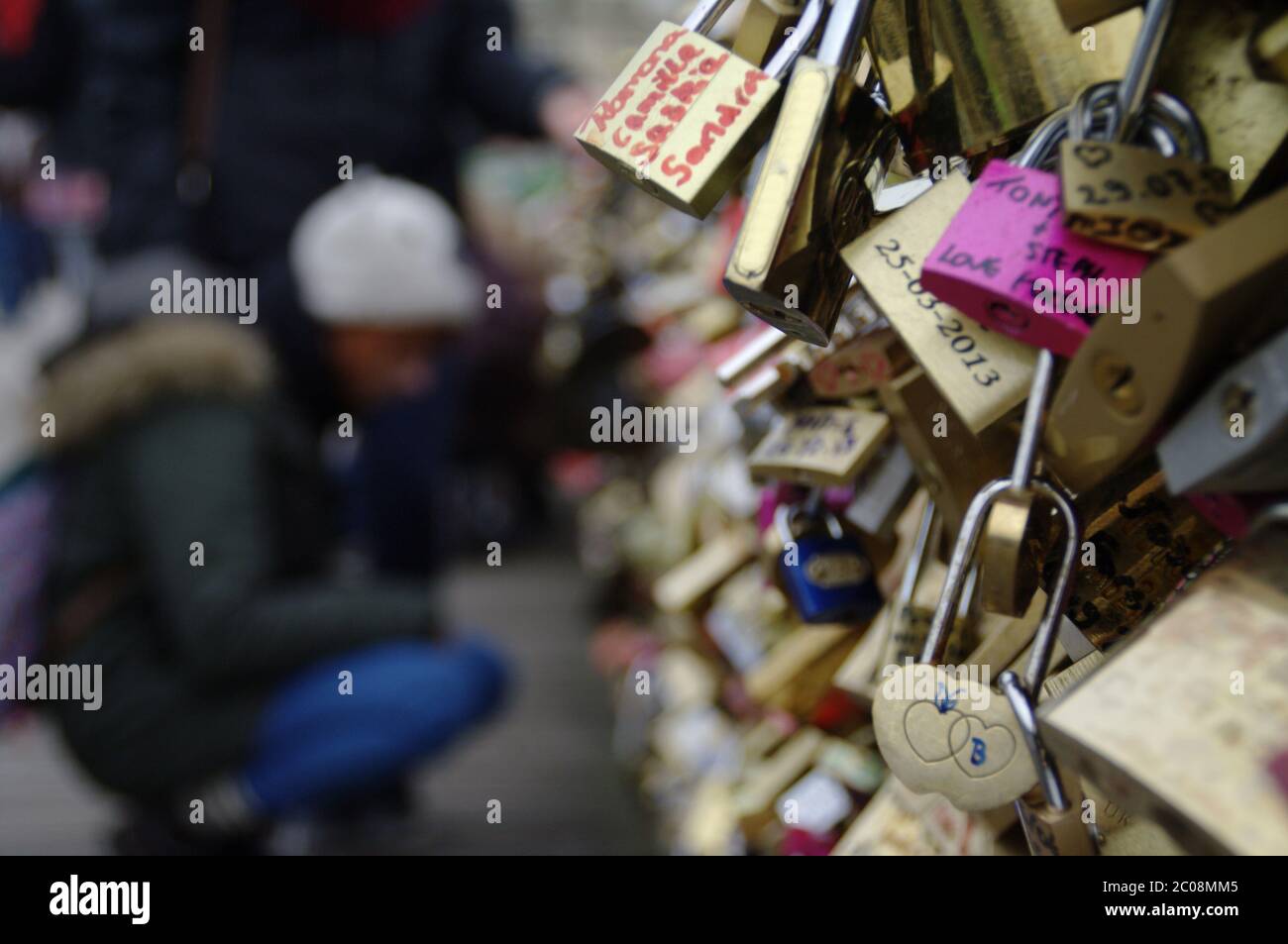 Simbolo dell'amore. Molti lucchetti appesi alla ringhiera del ponte di Parigi. Un segno di romanticismo, amanti. Foto Stock