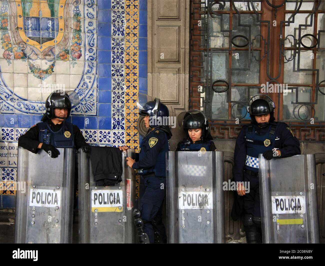 Funzionari di polizia messicani a Riot Gear fuori dall'edificio in Piazza Zocalo, Città del Messico Foto Stock