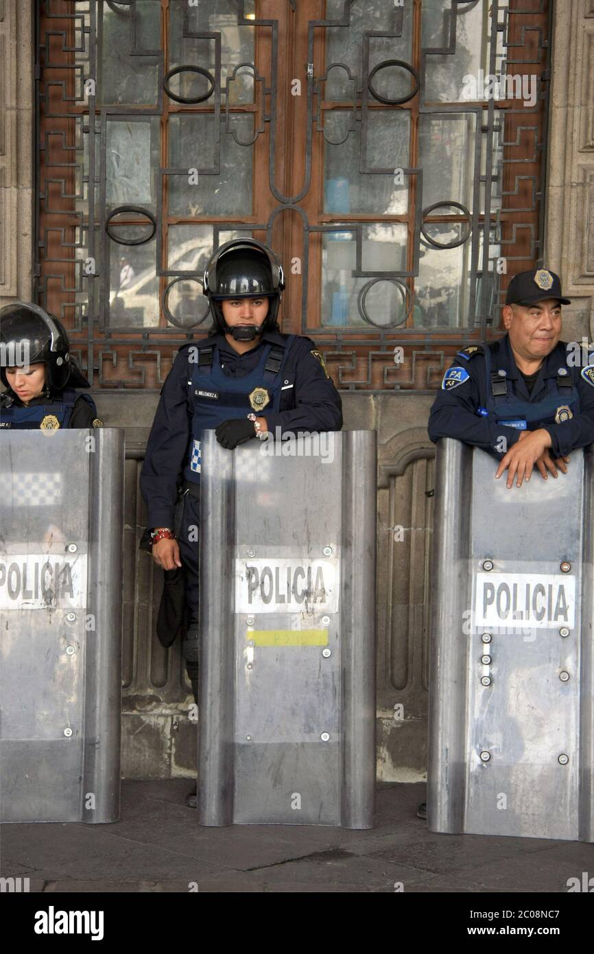 Funzionari di polizia messicani a Riot Gear fuori dall'edificio in Piazza Zocalo, Città del Messico Foto Stock