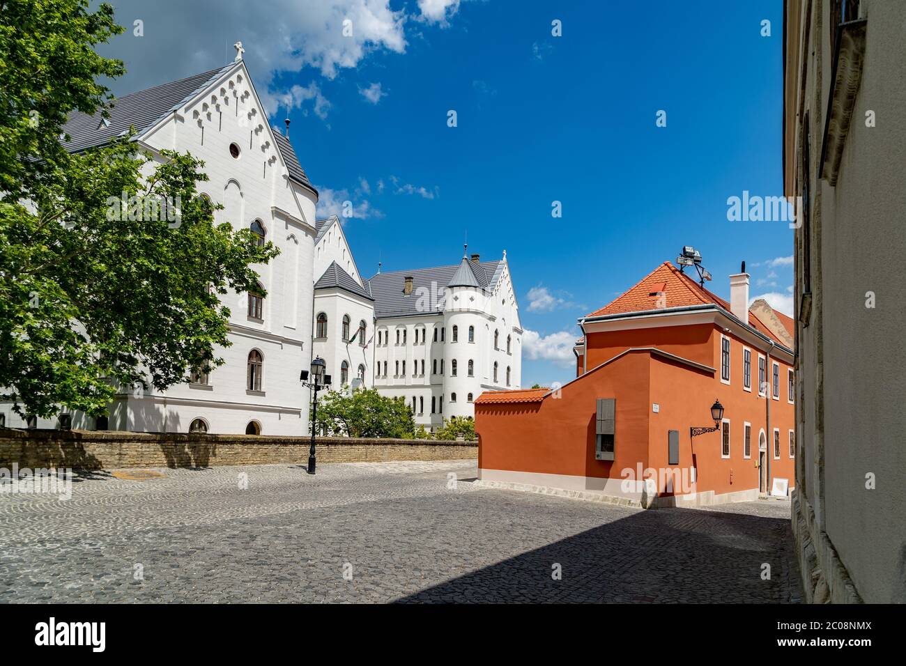 Gyor, Ungheria - Giu 02 2020 : Vista della costruzione del Collegio teologico Cattolico Romano di Gyor. Foto Stock