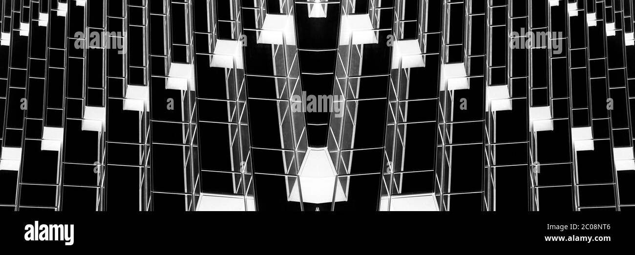 La parte inferiore e panoramica vista prospettica di vetro in acciaio alto edificio grattacieli, la concezione di business di successo di architettura industriale Foto Stock