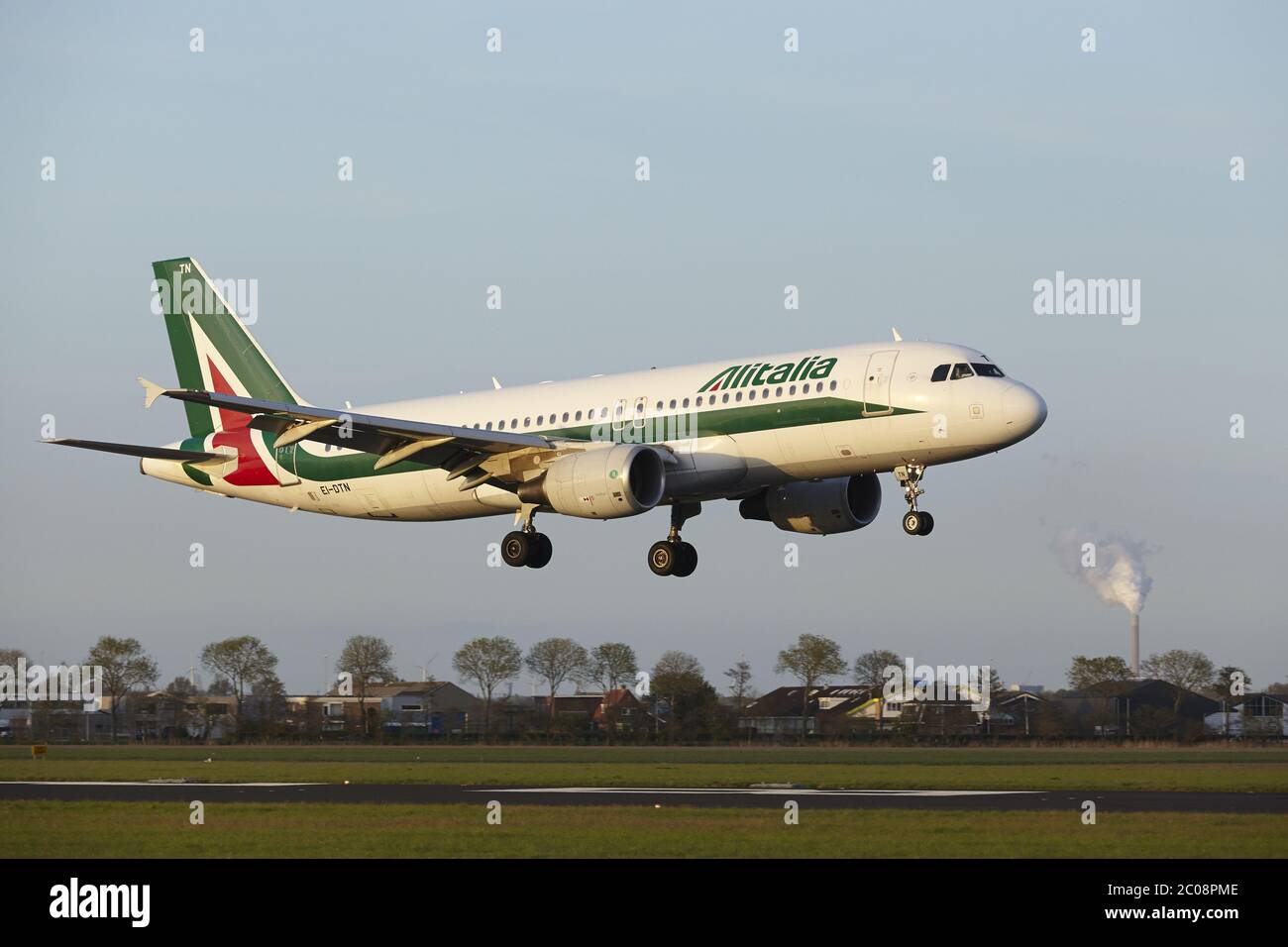 Aeroporto Schiphol di Amsterdam - Airbus A320 dalle terre di Alitalia Foto Stock