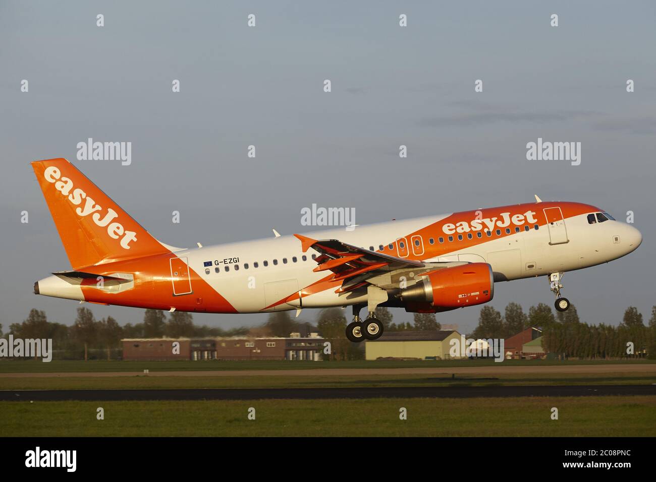 Aeroporto di Amsterdam Schiphol - atterra l'Airbus A319 EasyJet Foto Stock
