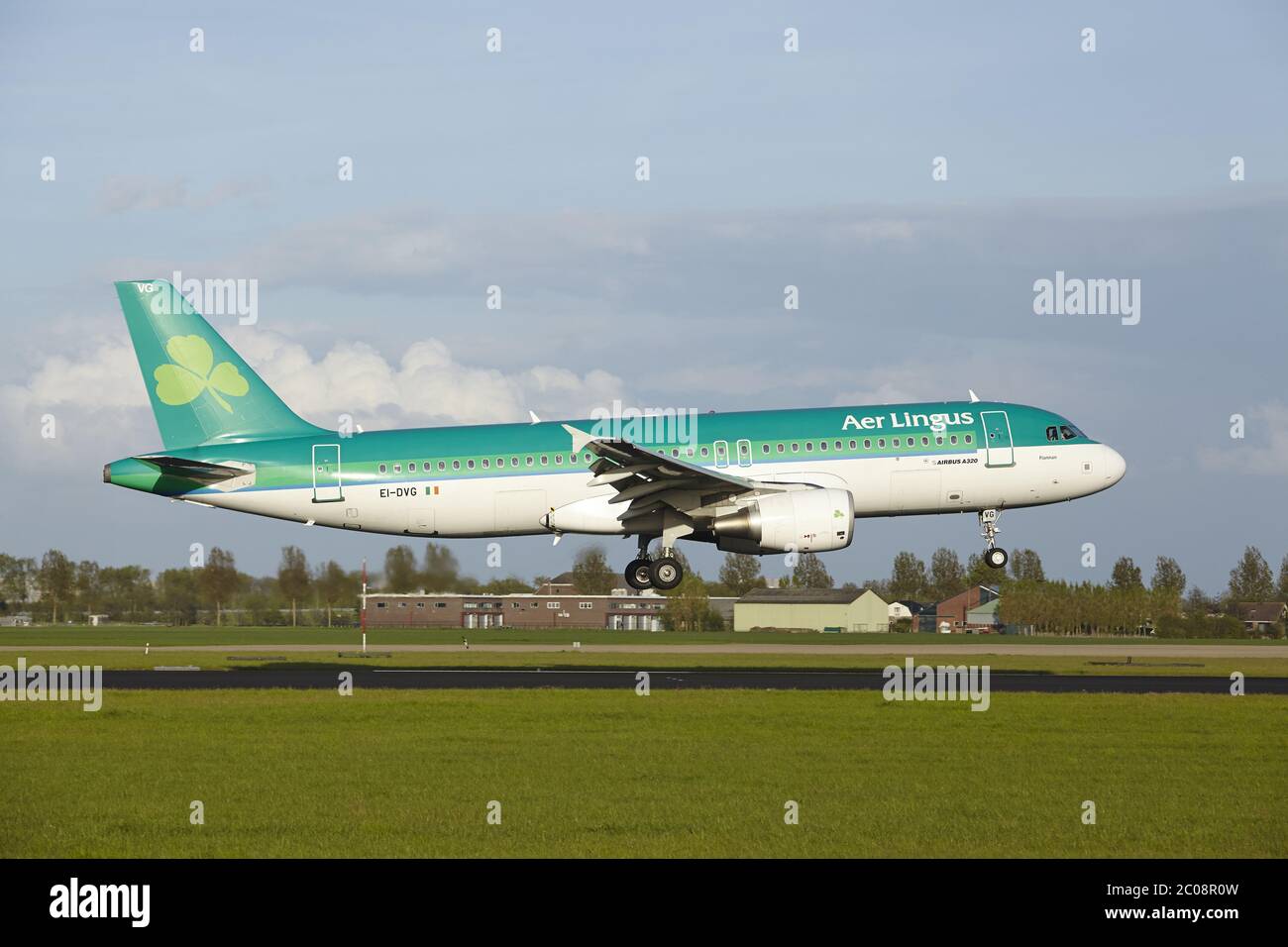 Aeroporto di Amsterdam Schiphol - atterra l'Airbus A320 di Aer Lingus Foto Stock