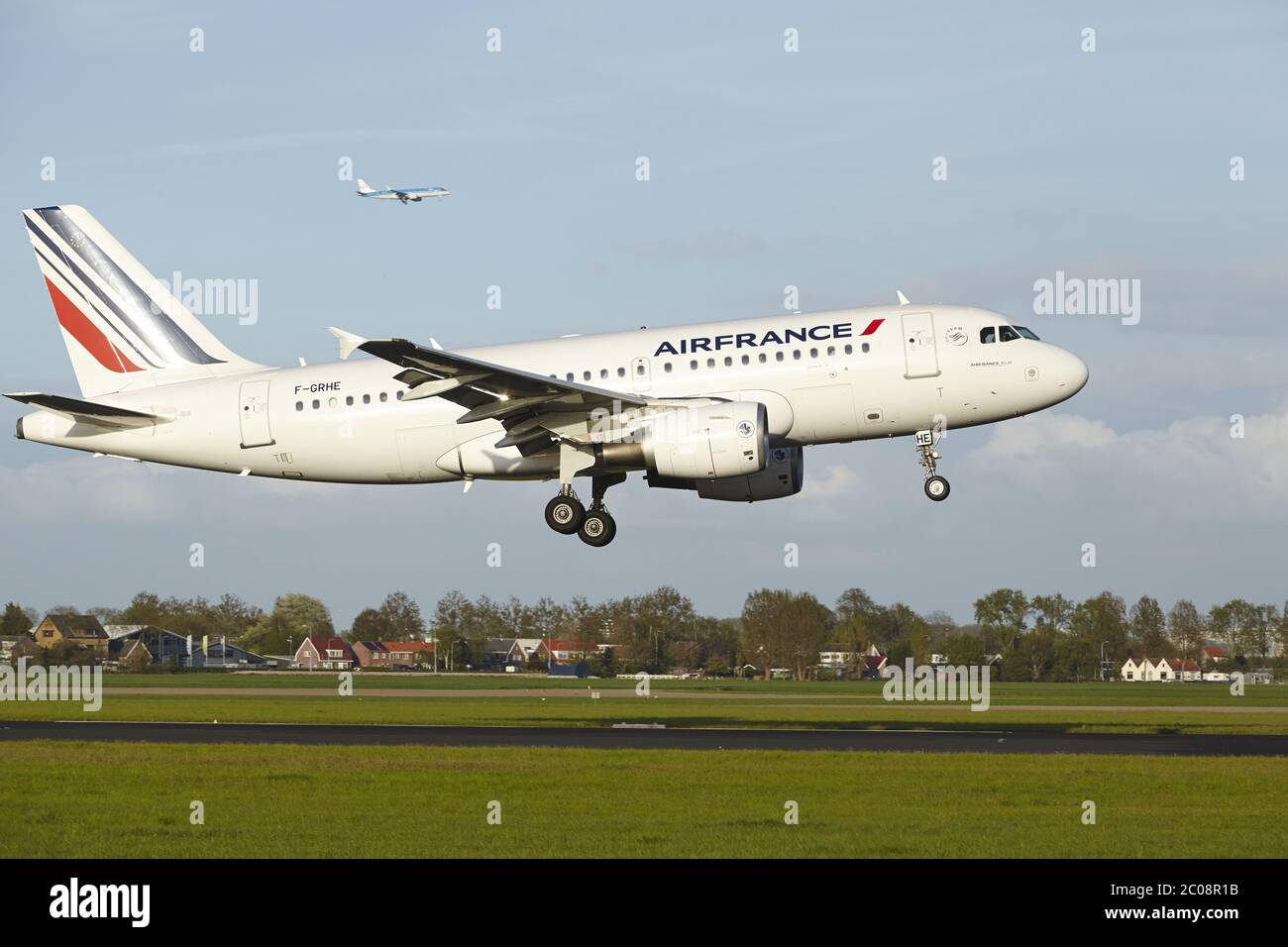 Aeroporto Schiphol di Amsterdam - atterra l'Airbus A319 di Air France Foto Stock