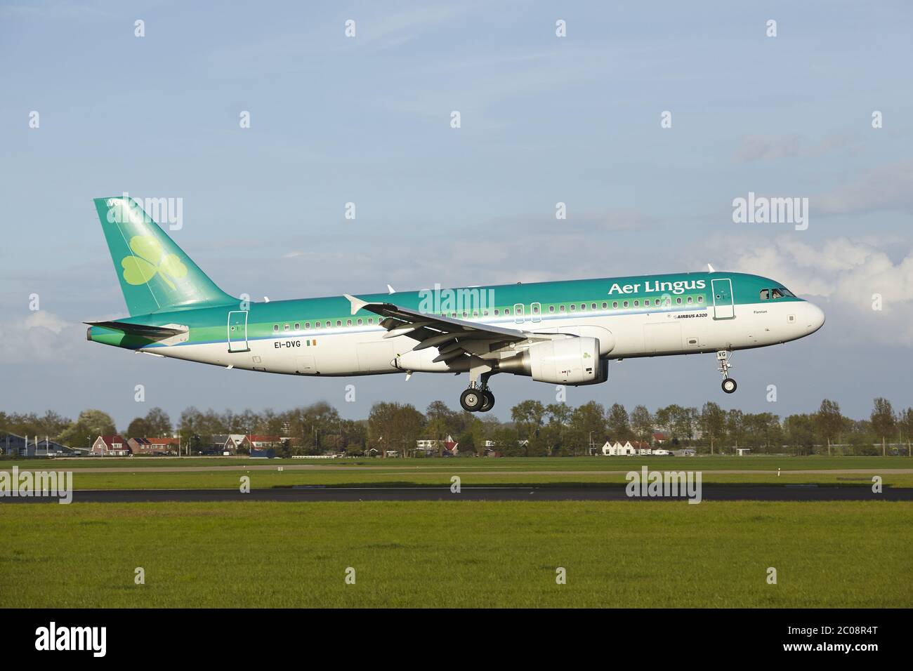 Aeroporto di Amsterdam Schiphol - atterra l'Airbus A320 di Aer Lingus Foto Stock