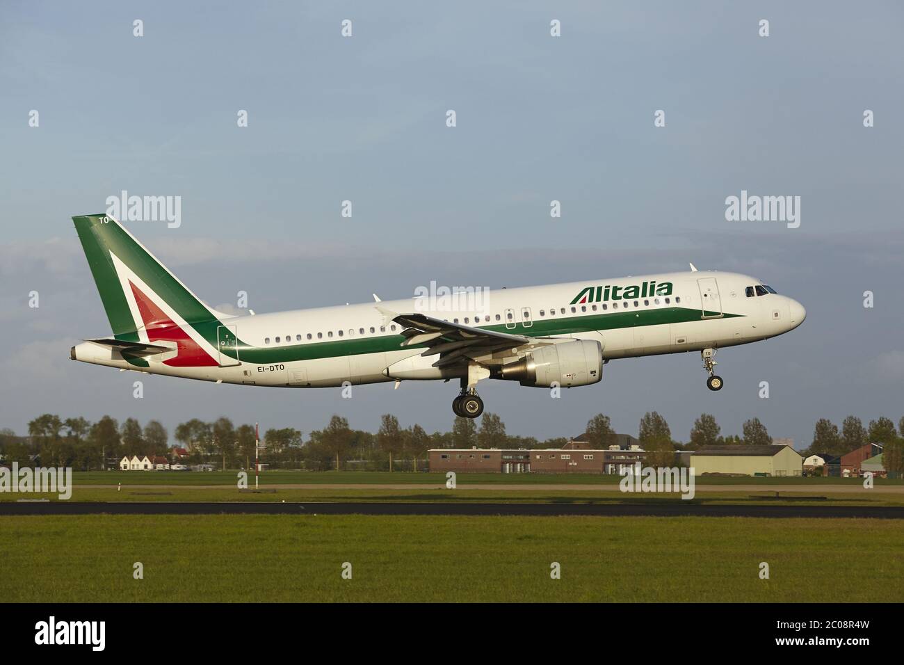 Aeroporto Schiphol di Amsterdam - Airbus A320 dalle terre di Alitalia Foto Stock