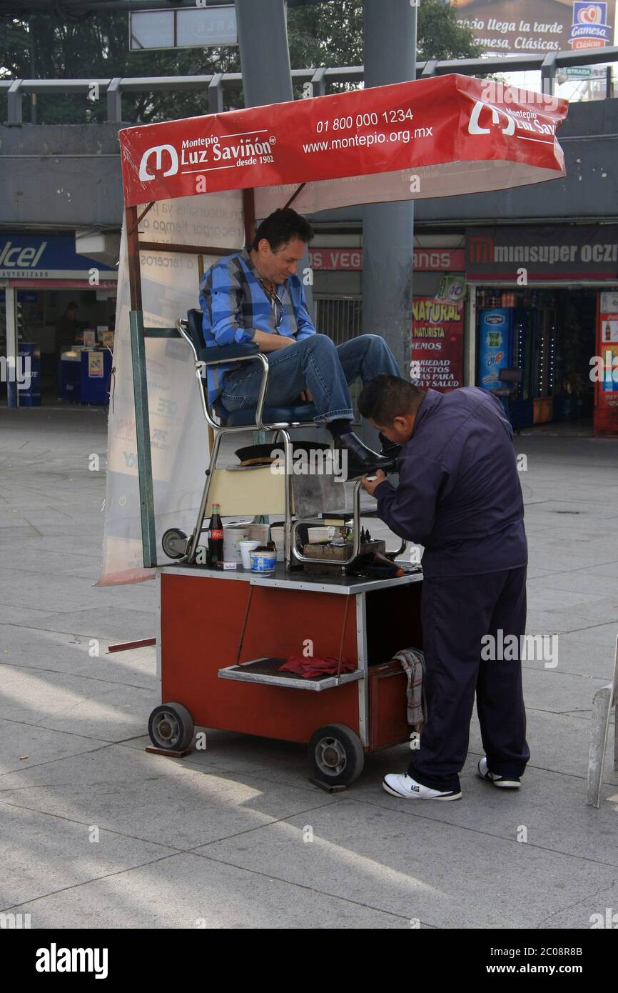 Città del Messico, Messico - 27 novembre 2015: Shoe Shine Stall a Città del Messico Foto Stock