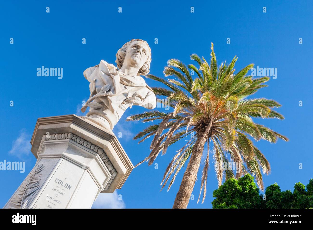 Statua, scultura di Cristoforo Colombo contro il cielo blu. Foto Stock