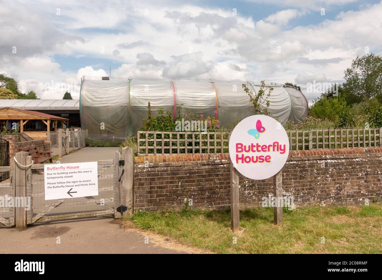 Vista esterna della Butterfly House nello zoo di ZhSL Whipsnade, Whipsnade, vicino a Dunstable, Inghilterra. Foto Stock