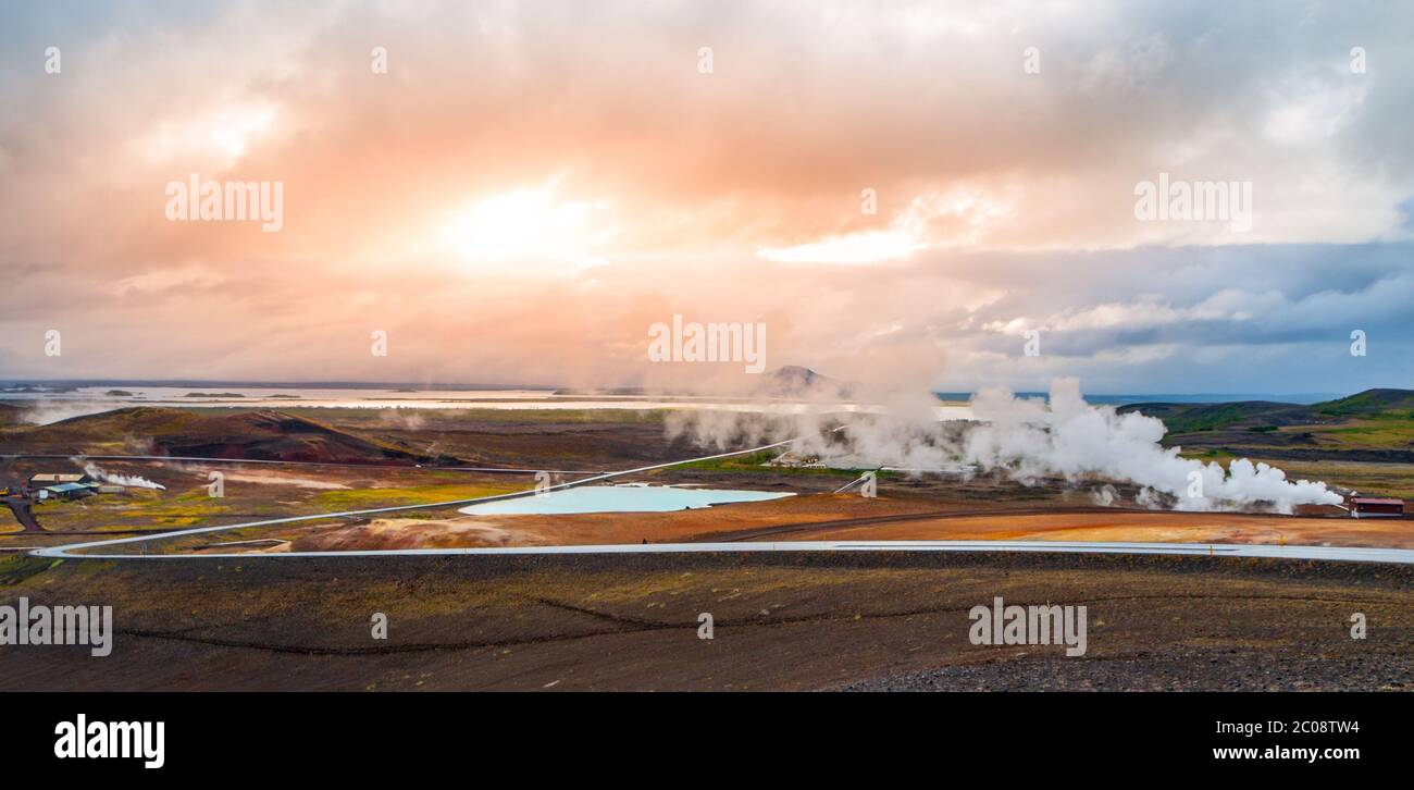 Attività geotermica con fumo al lago Myvatn, Islanda. Foto Stock