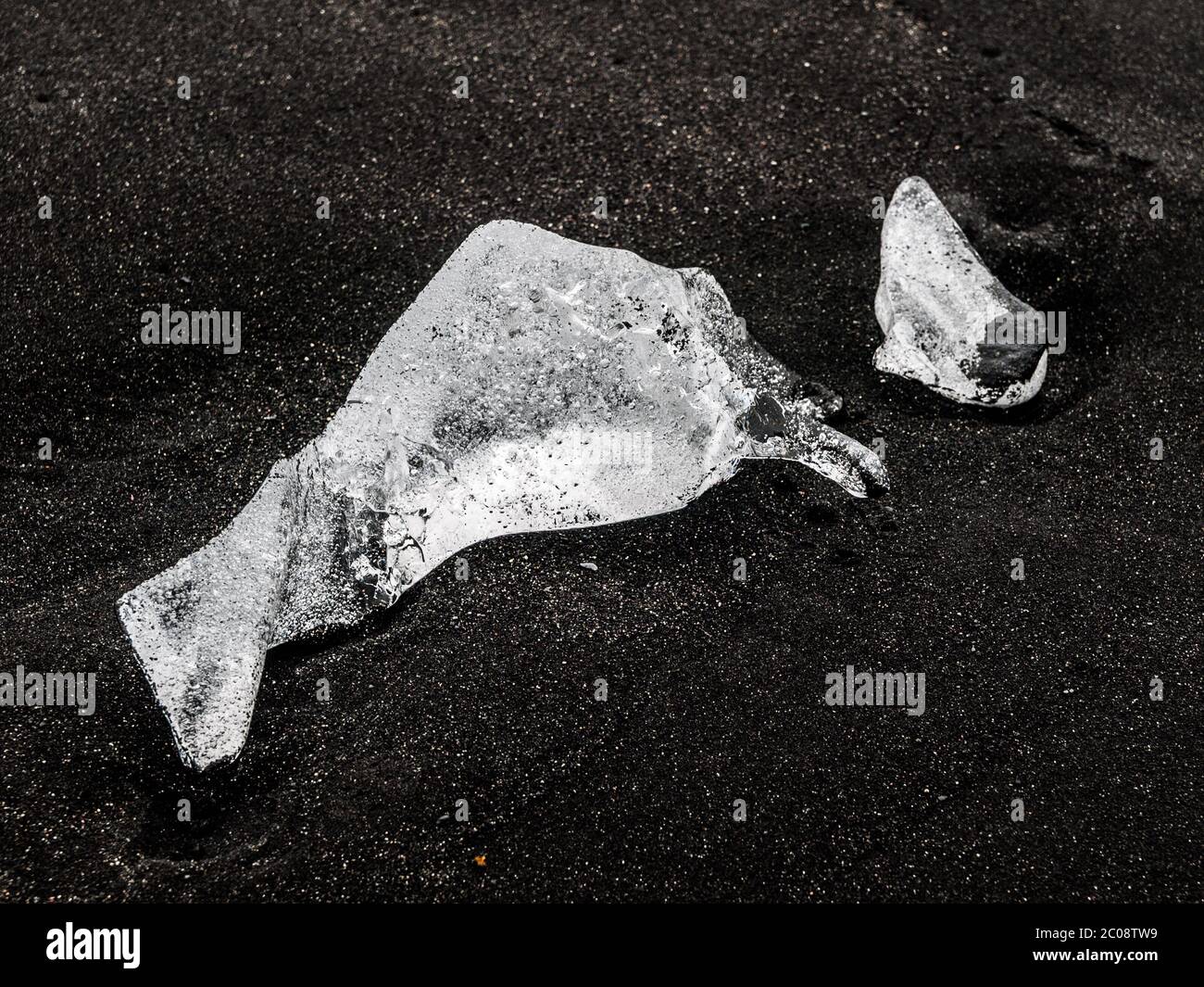 Pezzo di ghiaccio su sabbia nera, dettagli naturali, Islanda. Foto Stock