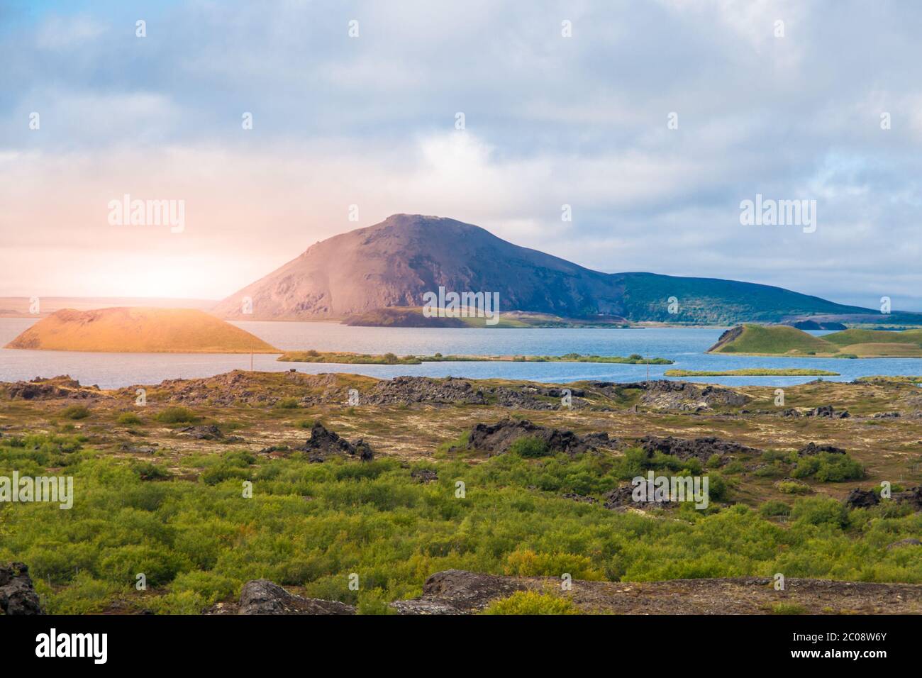 Tramonto nel paesaggio vulcanico del lago Myvatn, noto anche come lago di zanzare, nel nord dell'Islanda. Foto Stock