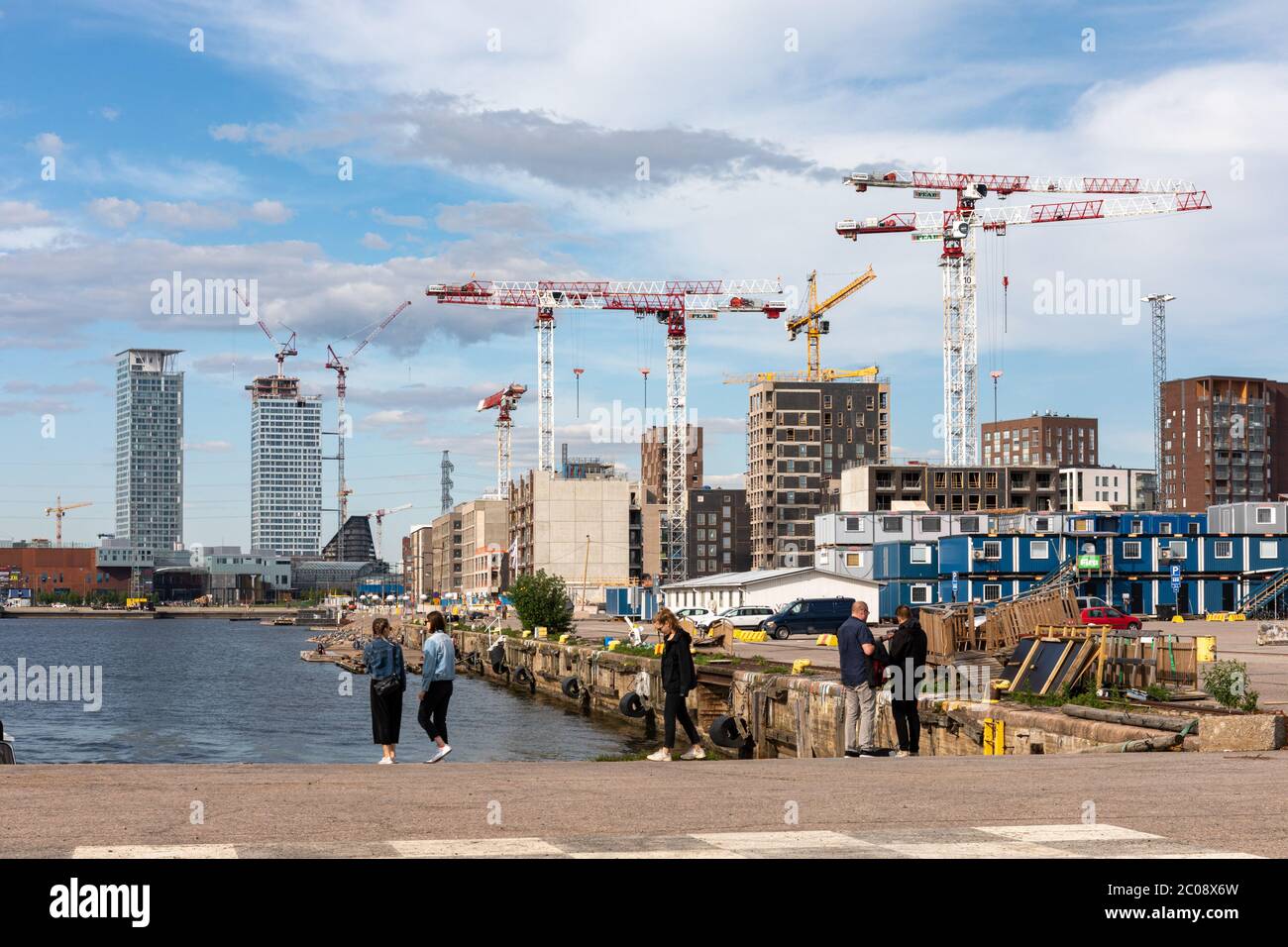 Gru da costruzione o gru a torre, trasformando Kalasatama e Sompasaari - ex porto di carico - in quartieri residenziali, a Helsinki, Finlandia Foto Stock