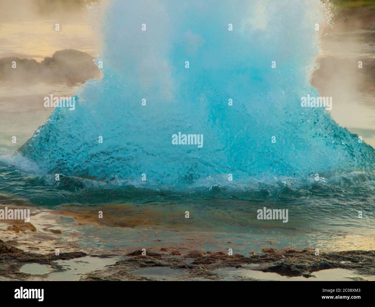 Strokkur geyser proprio al momento dell'esplosione, Islanda. Foto Stock