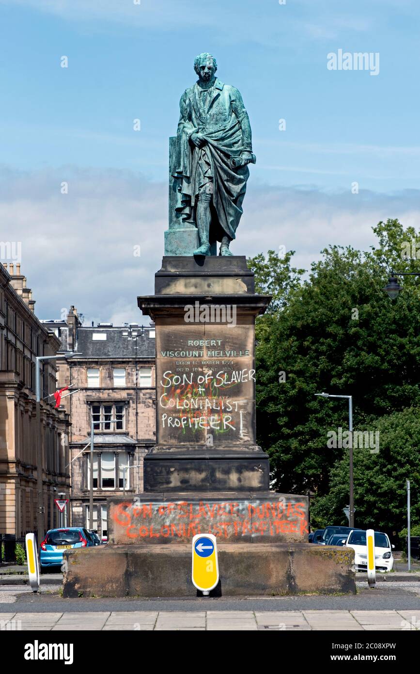 Statua di Robert Dundas, 2 ° visconte Melville, figlio di Henry Dundas con Black Lives materia graffiti. Melville Crescent, Edimburgo, Scozia, Regno Unito. Foto Stock