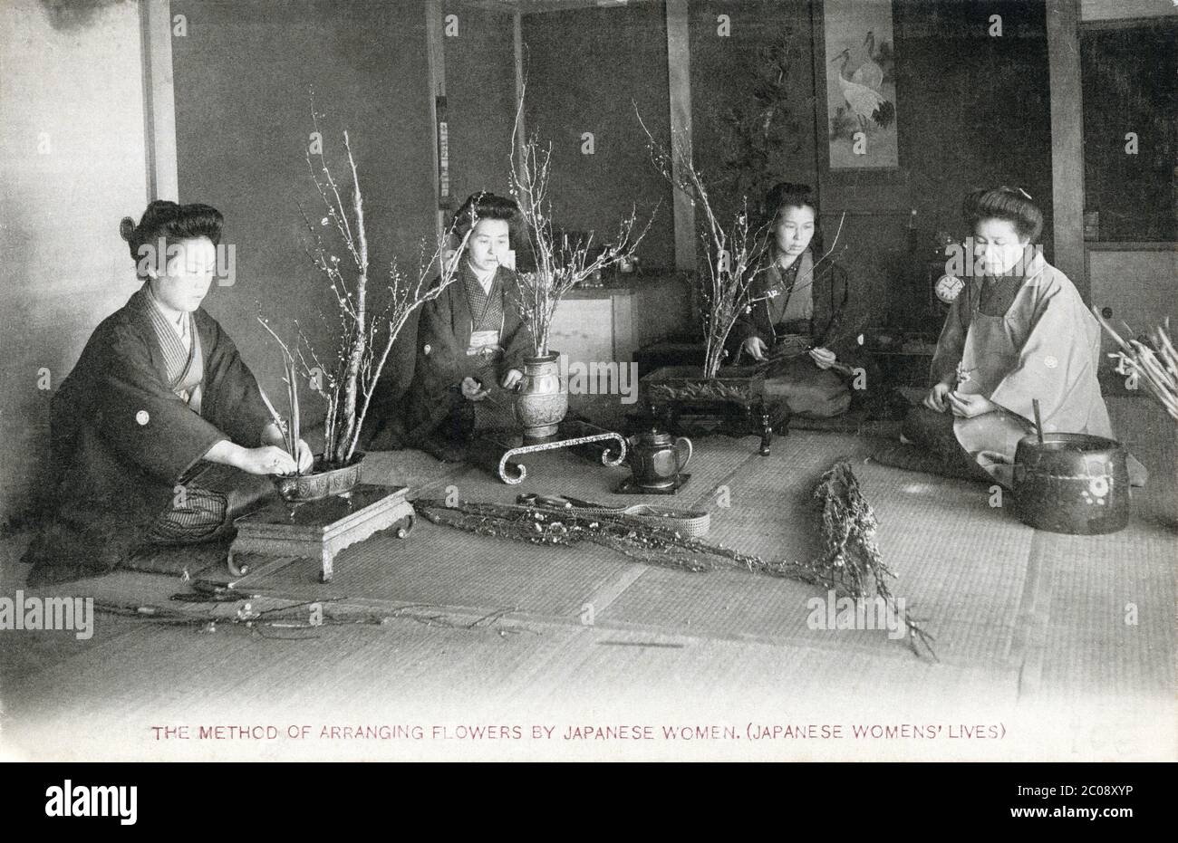 [ 1920 Giappone - disposizione dei fiori giapponesi ] - giovani donne che praticano Ikebana, disposizione dei fiori giapponesi. Testo originale: Il metodo di organizzare fiori da parte di donne giapponesi. (La vita delle donne giapponesi) cartolina d'epoca del XX secolo. Foto Stock