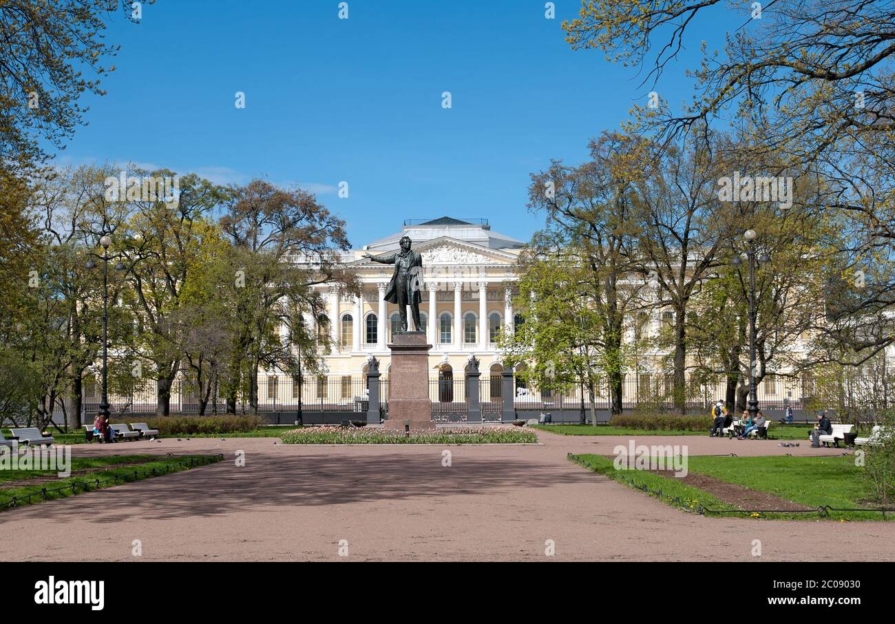 San Pietroburgo, Russia – 17 maggio 2020:la gente riposa sulla Piazza delle Arti vicino alla scultura Alexander Pushkin. Sullo sfondo è il Museo di Stato Russo Foto Stock