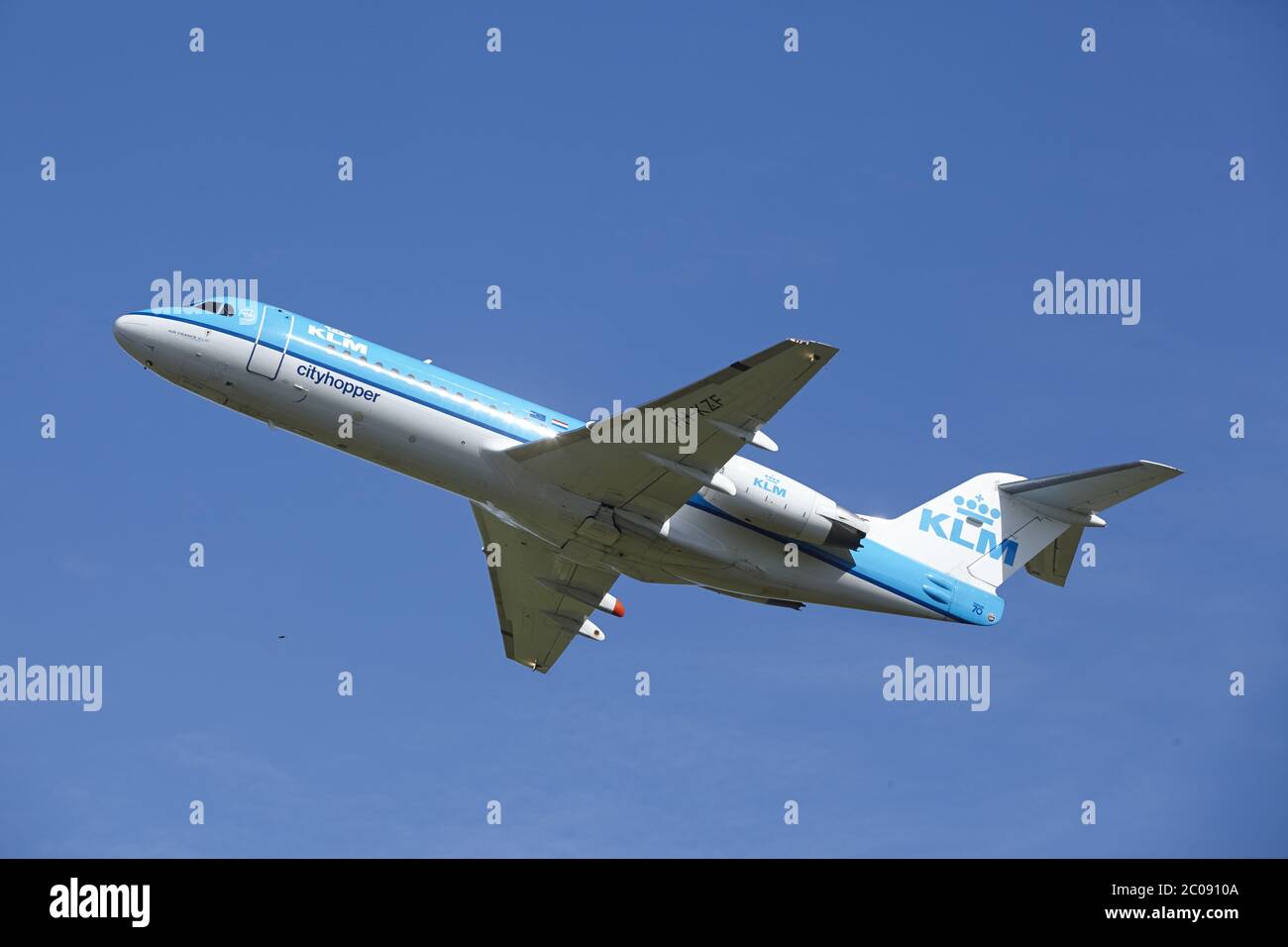 Flughafen Amsterdam Schiphol - Fokker 70 von KLM Take-off Set Foto Stock
