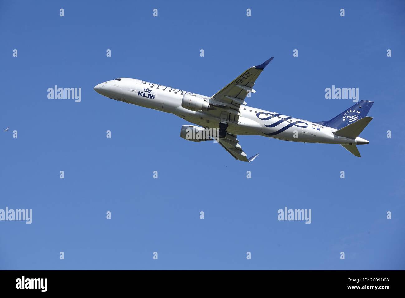 Aeroporto Schiphol di Amsterdam - decollo dell'Embraer ERJ-190 di KLM Foto Stock