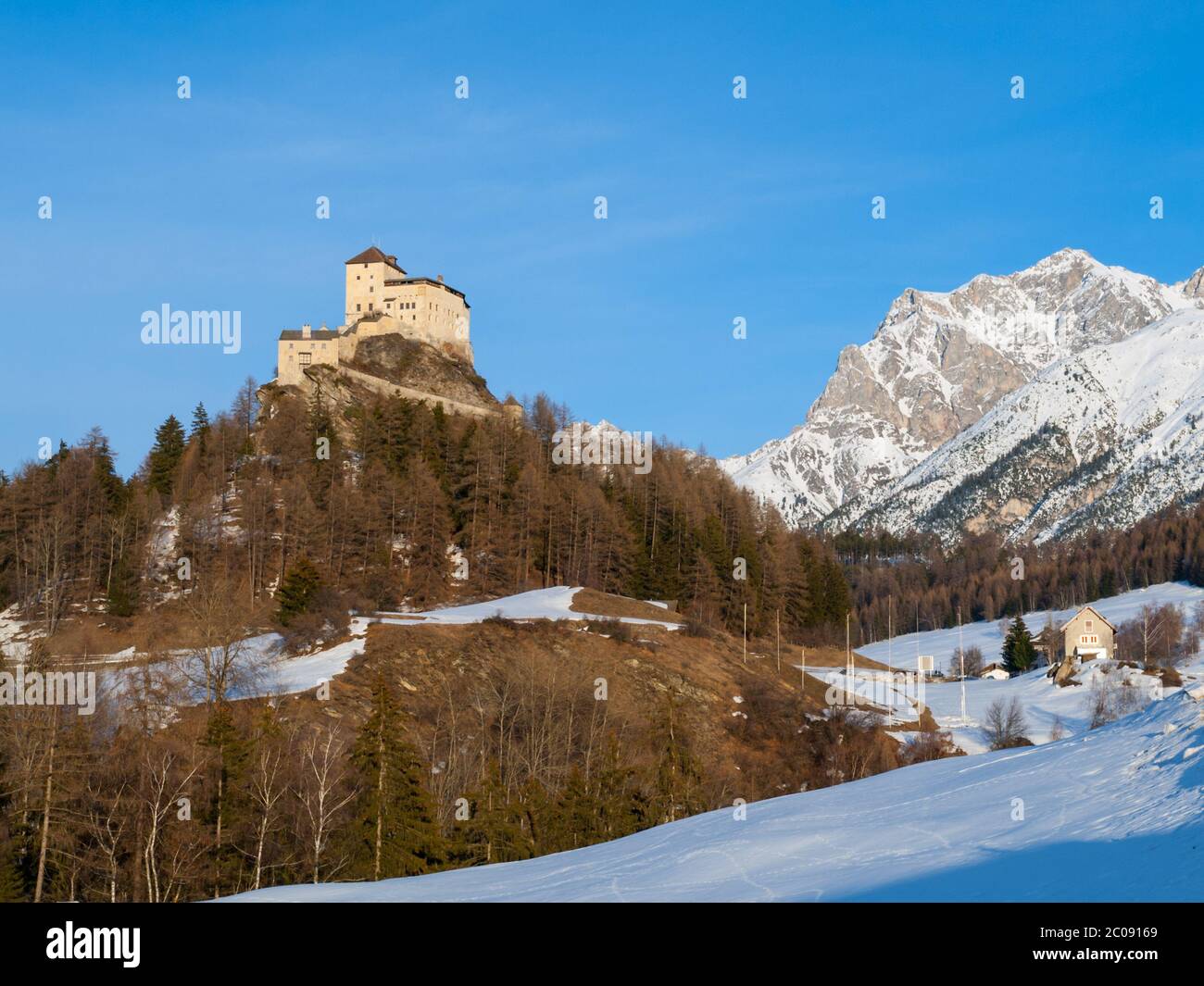 Castello di Tarasp - castello fortificato di montagna nelle Alpi svizzere, Engadin, Svizzera. Foto Stock