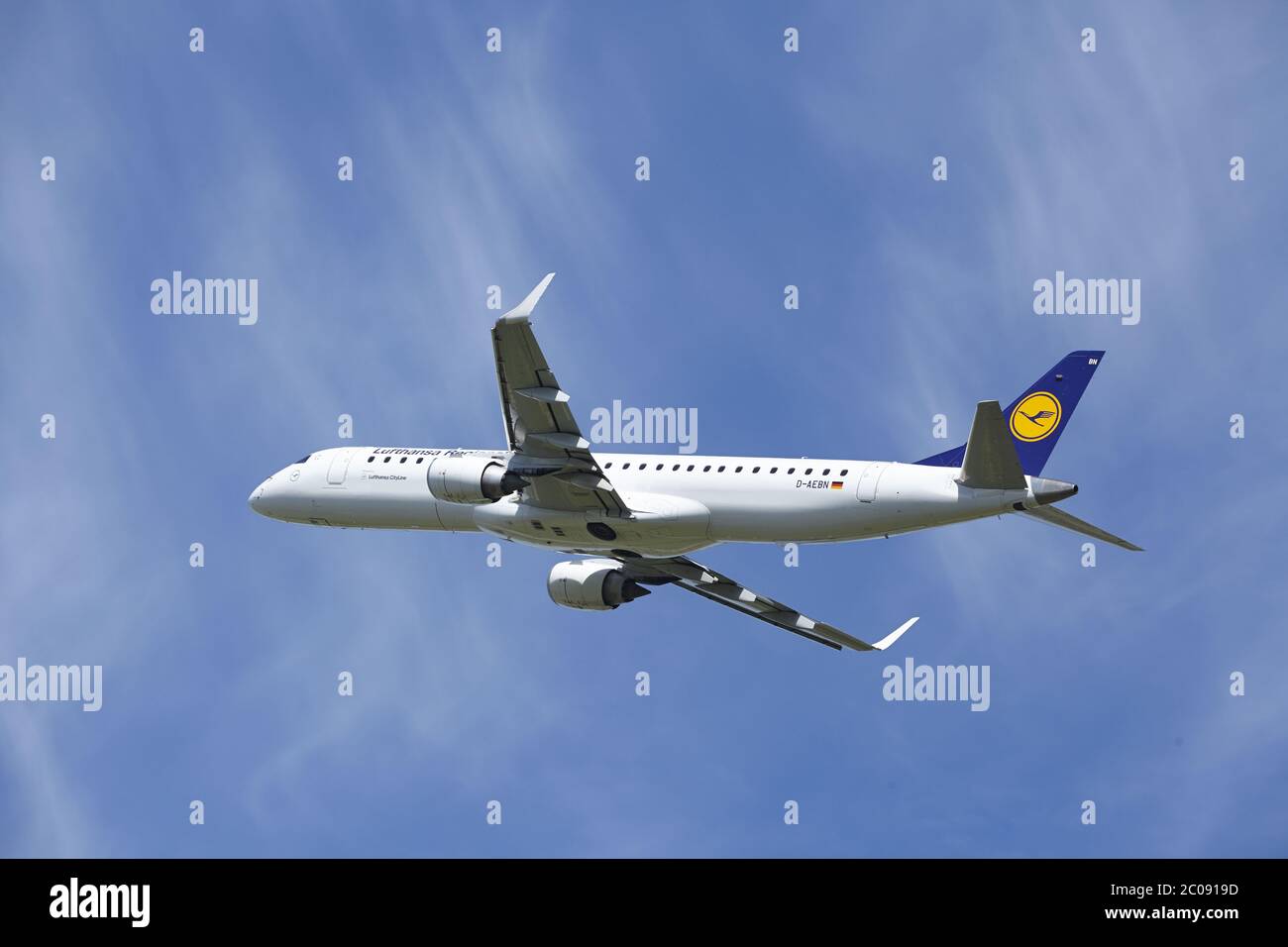 Aeroporto Schiphol di Amsterdam - decollo dell'Embraer ERJ-195 della Lufthansa CityLine Foto Stock