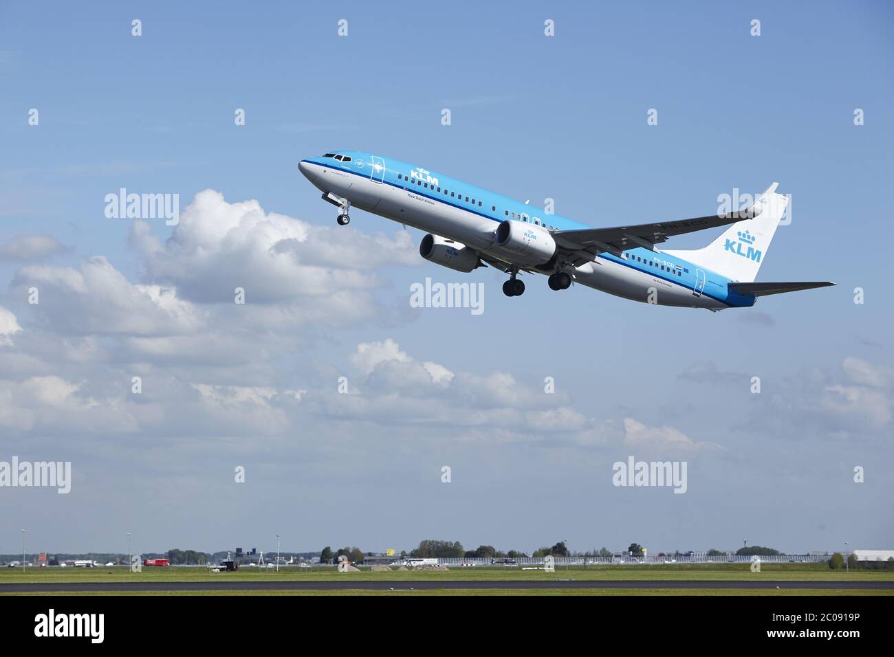 Flughafen Amsterdam Schiphol - Boeing 737 von KLM decollo Set Foto Stock