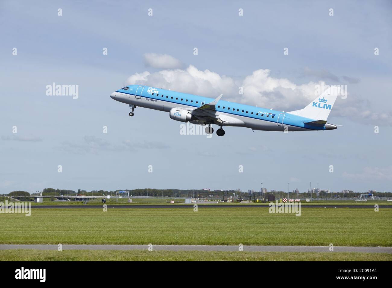 Aeroporto Amsterdam Schiphol - Embraer ERJ-190 von KLM Cityhopper decollo Set Foto Stock