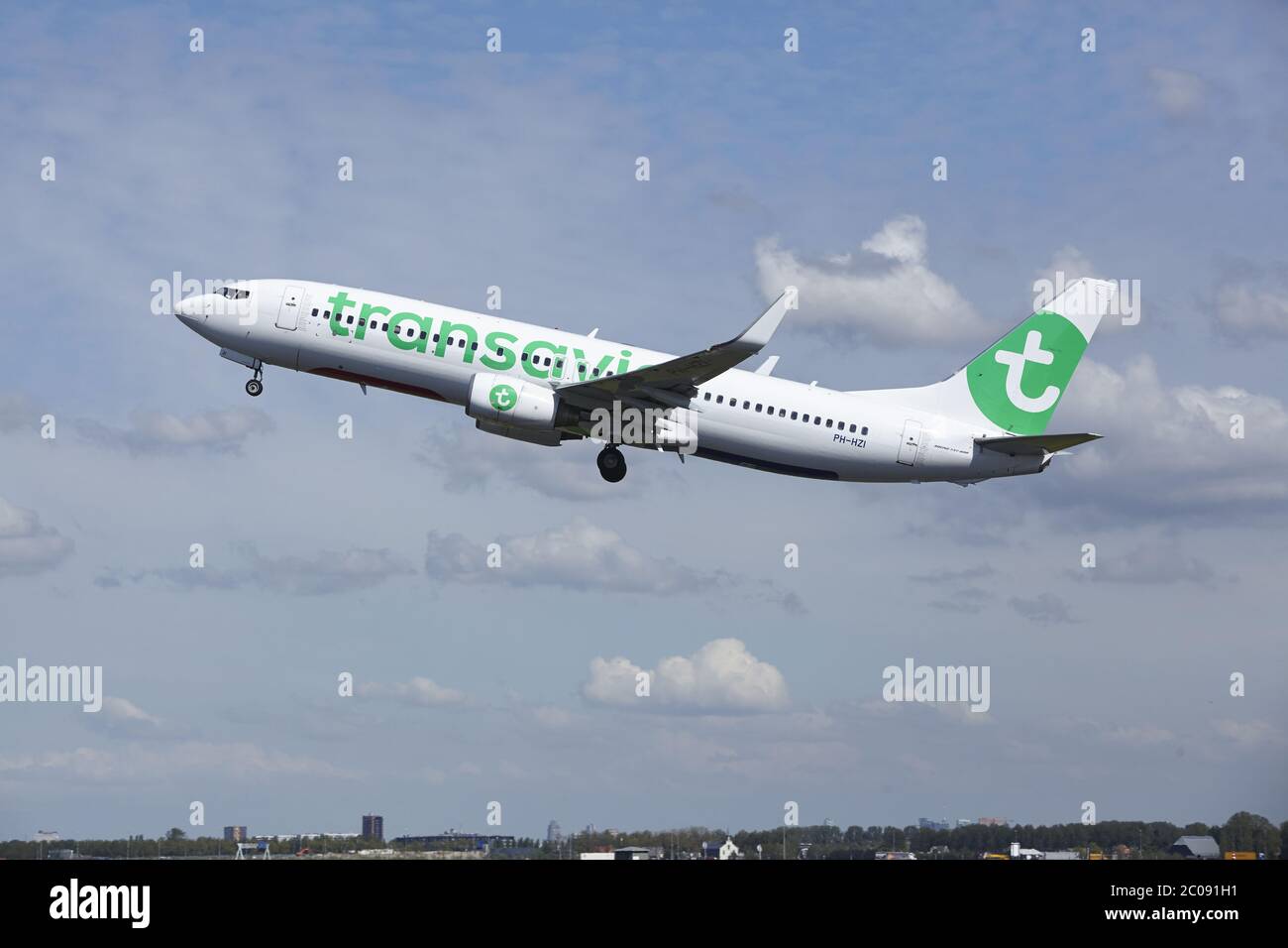 Flughafen Amsterdam Schiphol - Boeing 737 von Transavia decollo Set Foto Stock