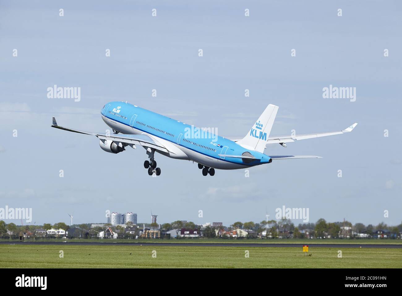Aeroporto Schiphol di Amsterdam - la KLM Airbus A330 decolli Foto Stock