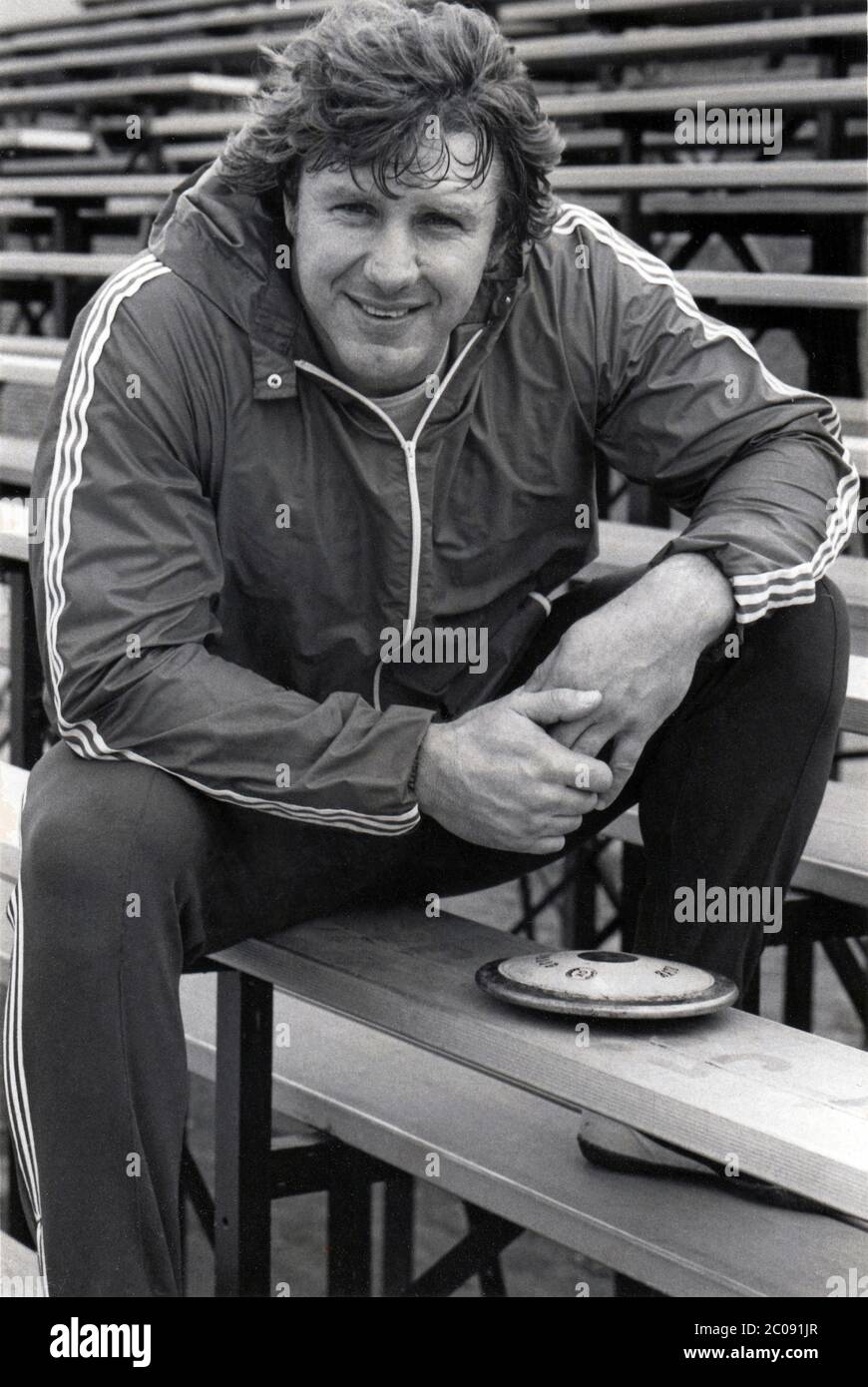 Ritratto in posa del grande al Oerter, quattro volte medaglia d'oro olimpica. A Long Island, New York, 1978, subito dopo un allenamento. Foto Stock