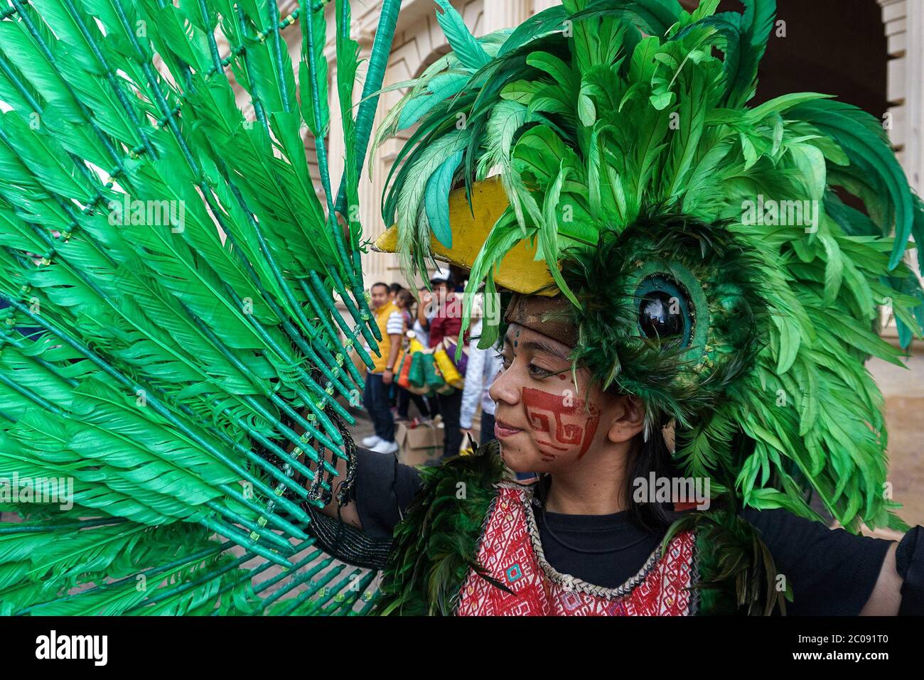 Durante i fine settimana e le vacanze, María Cristina Garza si veste come un uccello quetzal, che è molto apprezzato per le sue belle piume, e posa per le foto a San Cristóbal de las Casas, Messico. Addebita ai turisti 20 pesos messicani (1 USD) per foto. "Ci sono giorni molto buoni", dice. "In un pomeriggio ho un peso massimo di 500 pesos (26 dollari) in mance". (Adriana Alcázar González, GPJ Messico) Foto Stock