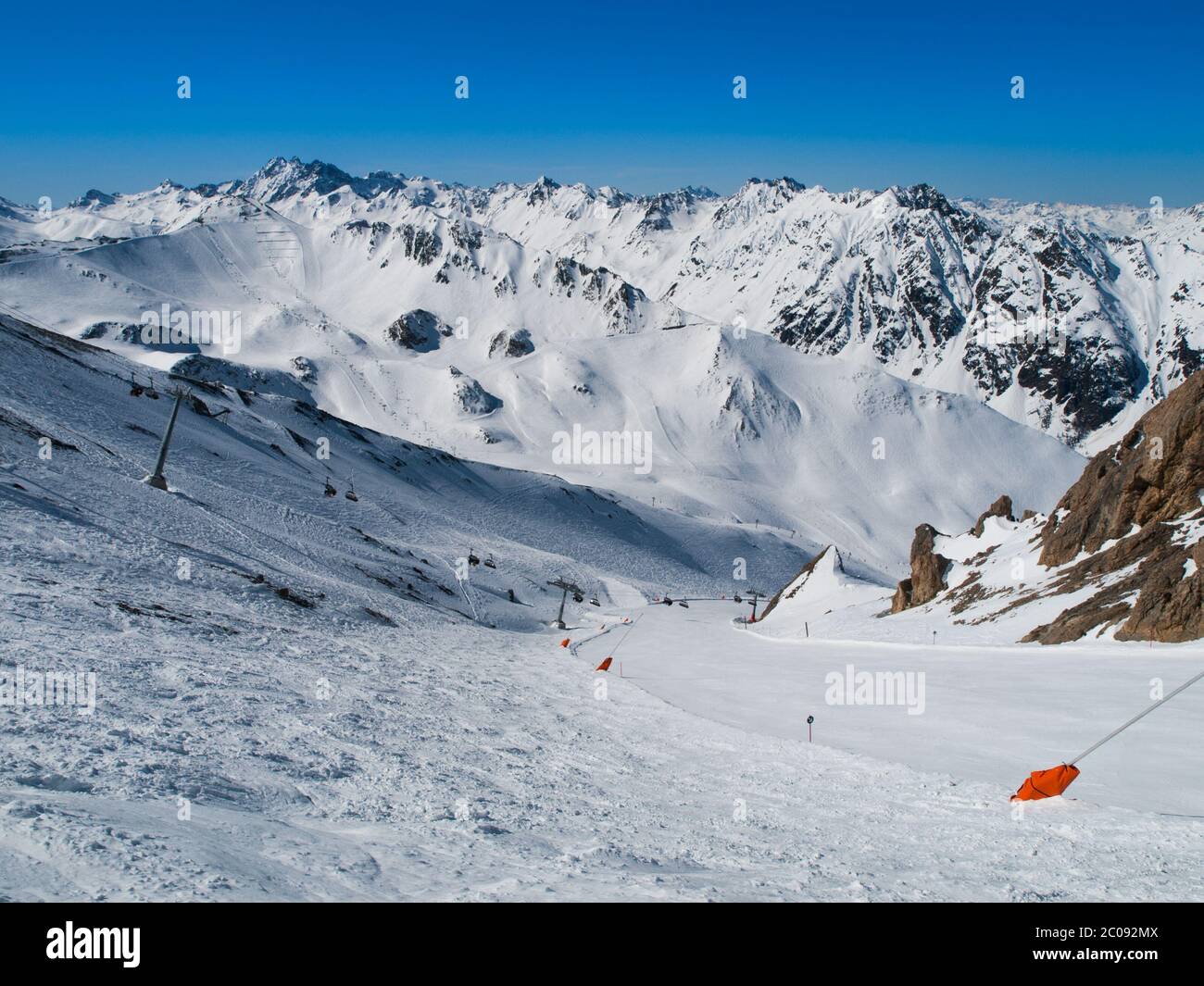 Giornata invernale soleggiato in località sciistica con cielo blu e neve bianca, Ischgl e Samnaun, Silvretta Arena, Austria - Svizzera Foto Stock