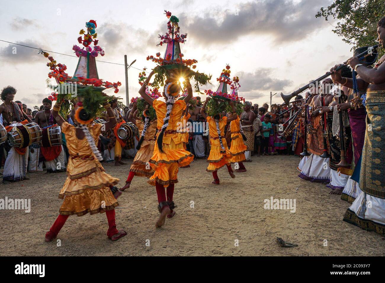 I bambini ballano karakattam, un'antica danza popolare tradizionalmente eseguita con vasi d'acqua bilanciati sulla testa, durante un festival in un tempio a Kodikamam, Sri Lanka. (Vijayatharsiny Vijayakumar, GPJ Sri Lanka) Foto Stock