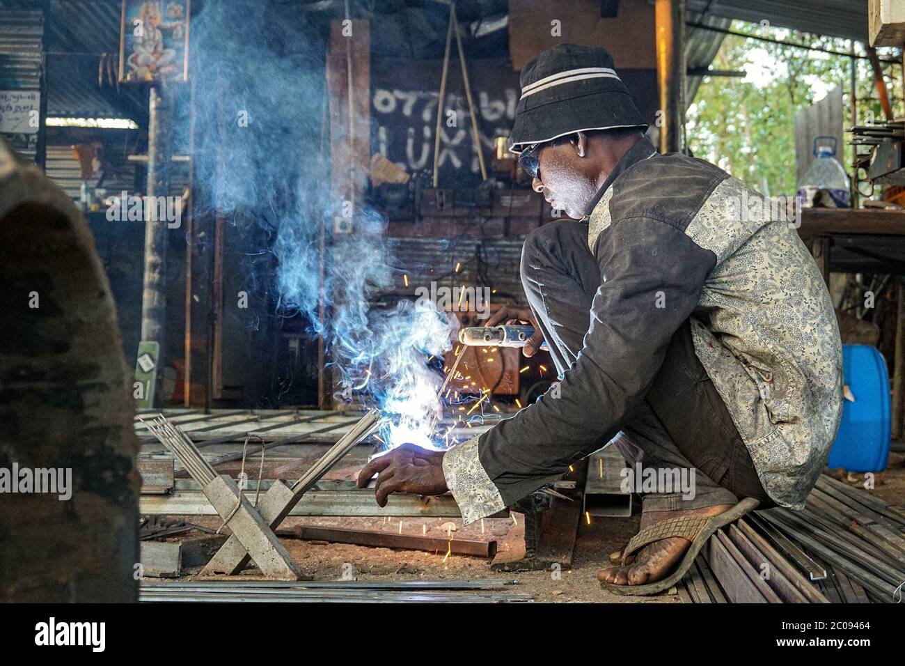 Justin Pathinathan salda il metallo nel suo laboratorio ad Adampan, una città della provincia settentrionale dello Sri Lanka. Anche se Pathinathan è stato un saldatore per 22 anni, si preoccupa che il lavoro potrebbe influenzare la sua vista male. (Vetrichelvi Chandrakala, GPJ Sri Lanka) Foto Stock